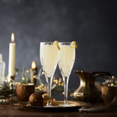 Skåla in nyåret med eleganta cocktails i vackra champagneglas