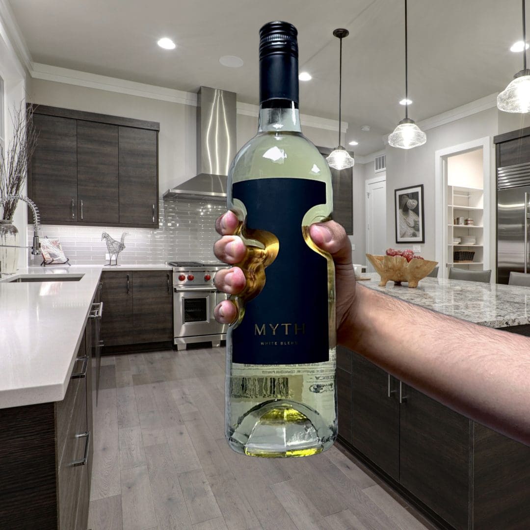 Den unika vinflaskan! Nu även som vitt vin – MYTH White Blend ...