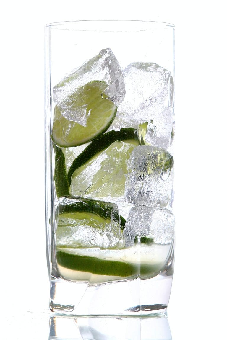 glas of water with ice and lime