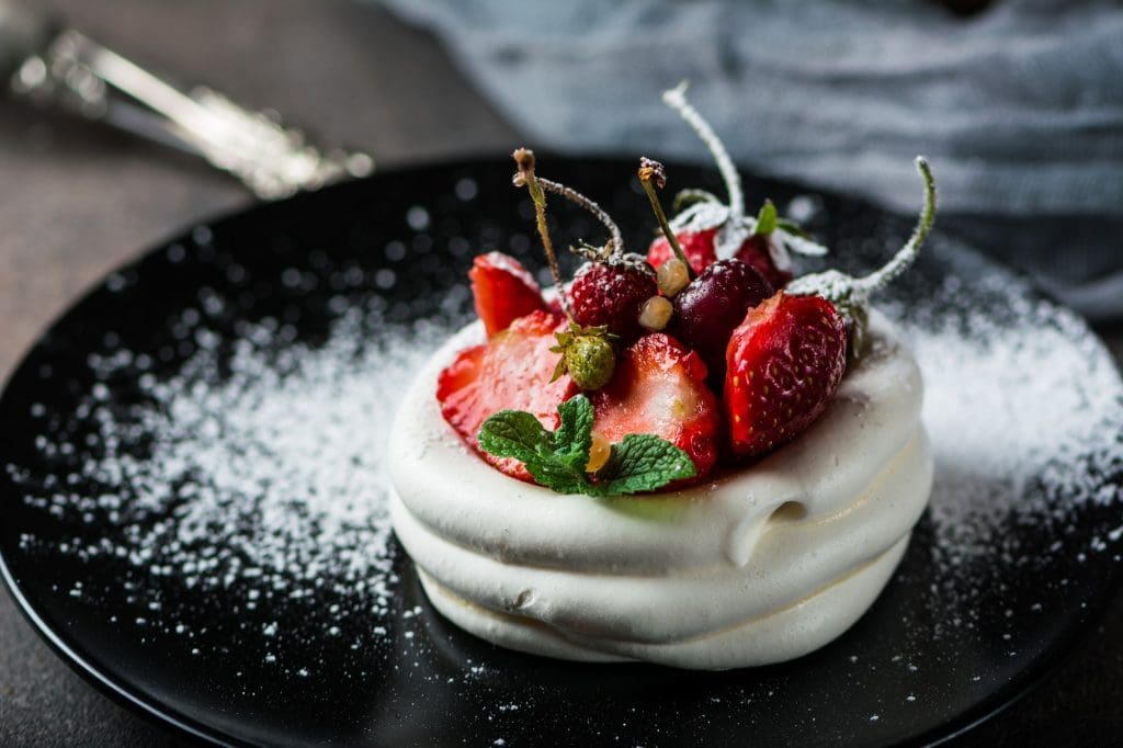 Pavlova cake. Strawberry cake