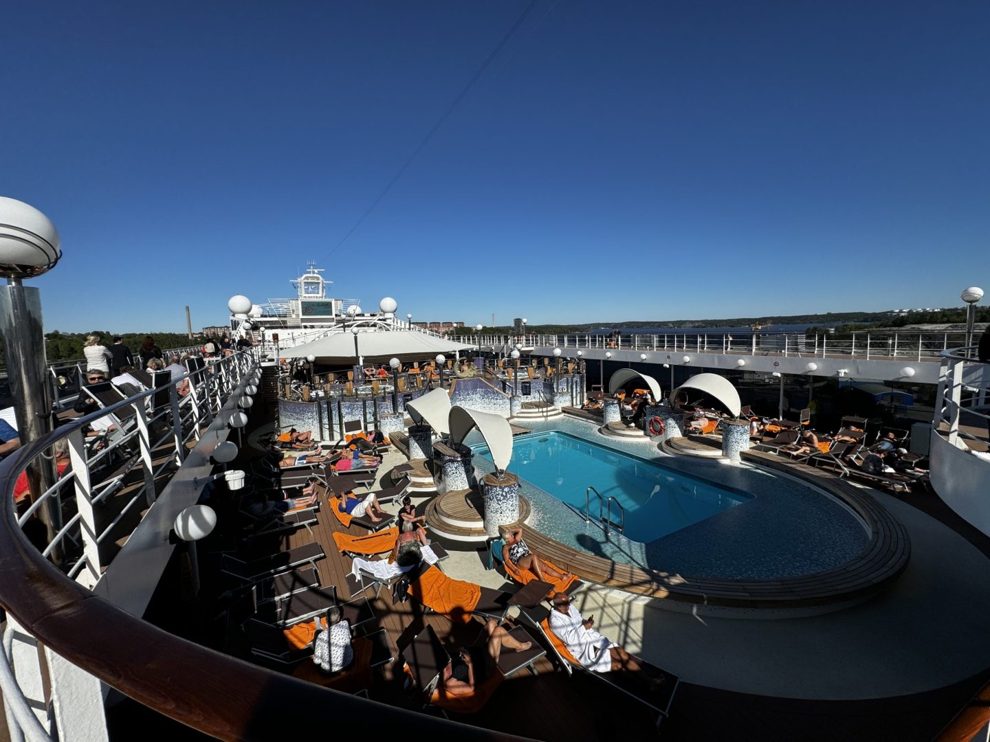 Karibien är en populär destination året runt. Följ med in i skeppet ...