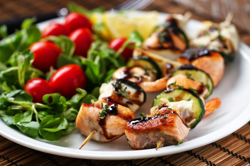 Fish skewers with mixed salad.