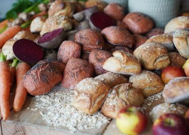 Pressrester från juicetillverkning blir fiberrika frallor på frukostbuffén