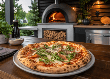 Pizza – från fattigmansmat till svensk favorit i uteköket sommaren 2026