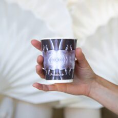 Bea Szenfelds kvarterskatter tar plats på Pressbyråns kaffekoppar