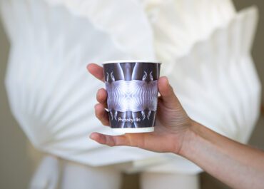 Bea Szenfelds kvarterskatter tar plats på Pressbyråns kaffekoppar