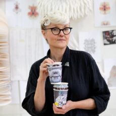 Bea Szenfelds kvarterskatter tar plats på Pressbyråns kaffekoppar